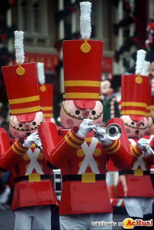 Imagen de Magic Kingdom (Orlando)  Mickey Very Merry Christmas Parade